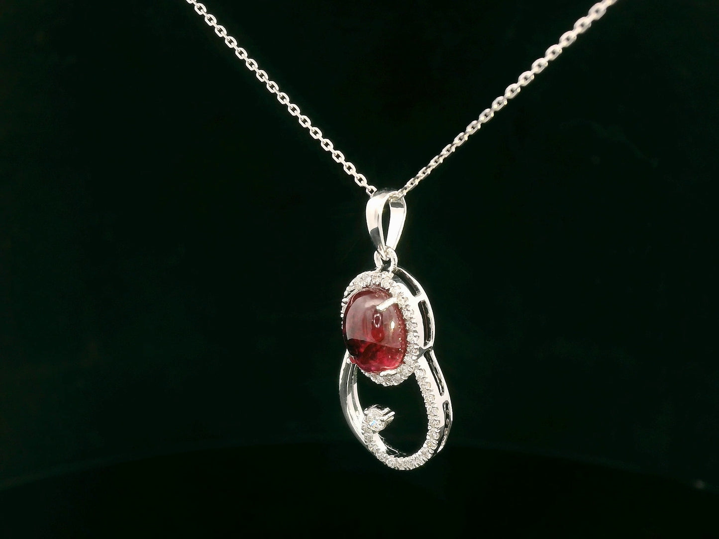 18k white gold swirl pendant with 1.99ct cabochon ruby & 0.21ct diamonds – certificate included
