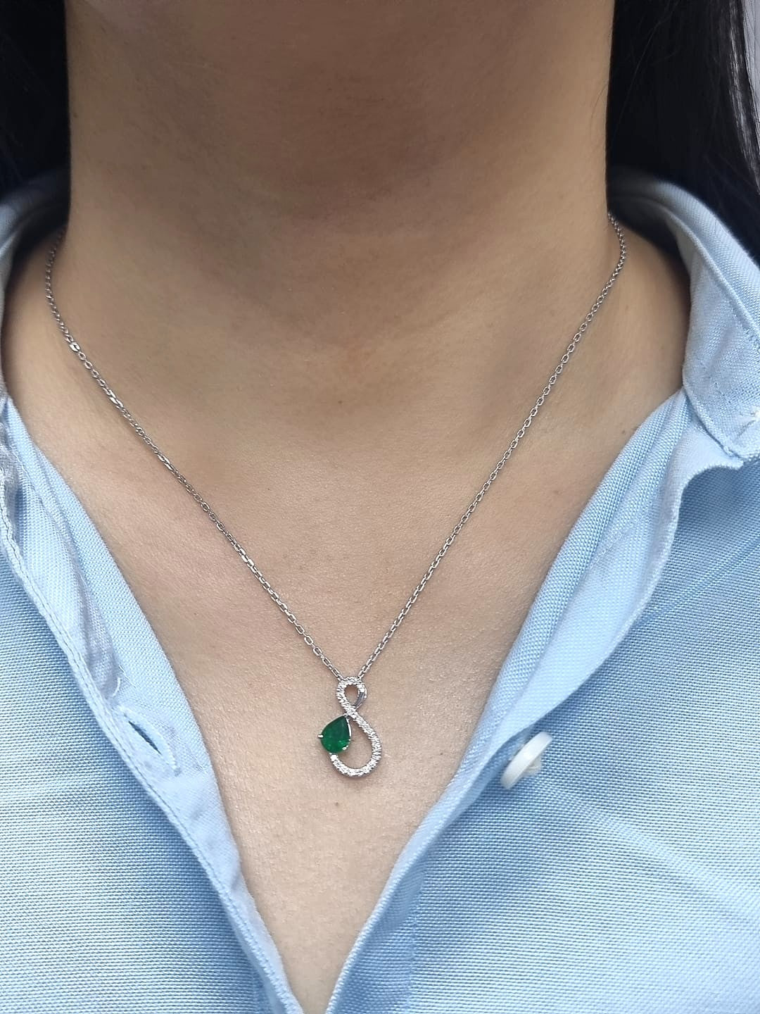 18k white gold pendant with 0.74ct pear-shaped emerald & 0.19ct diamond accents – certified authenticity included