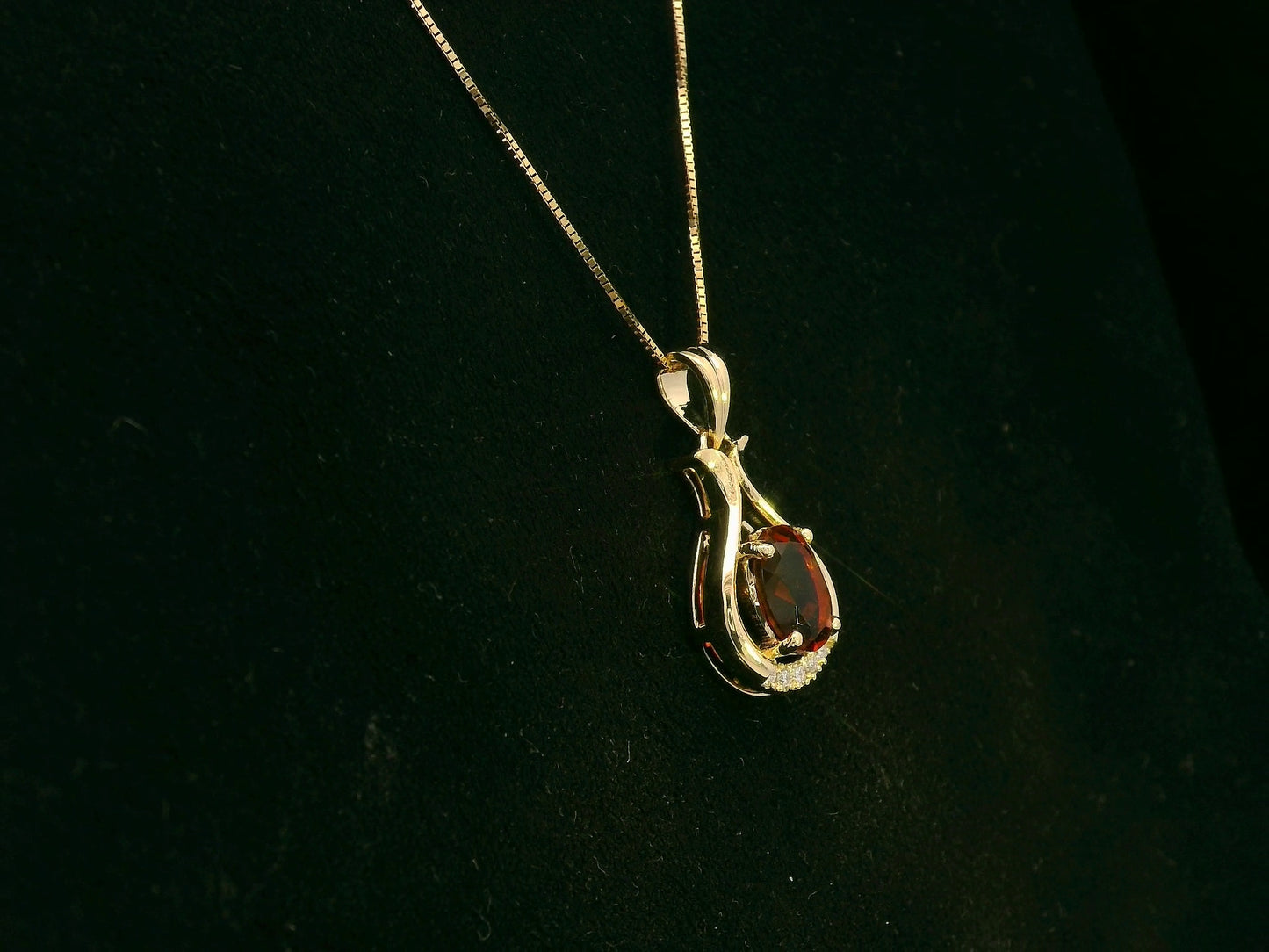18k yellow gold pendant with 0.72ct oval citrine & 0.03ct diamond accents – certified authenticity included