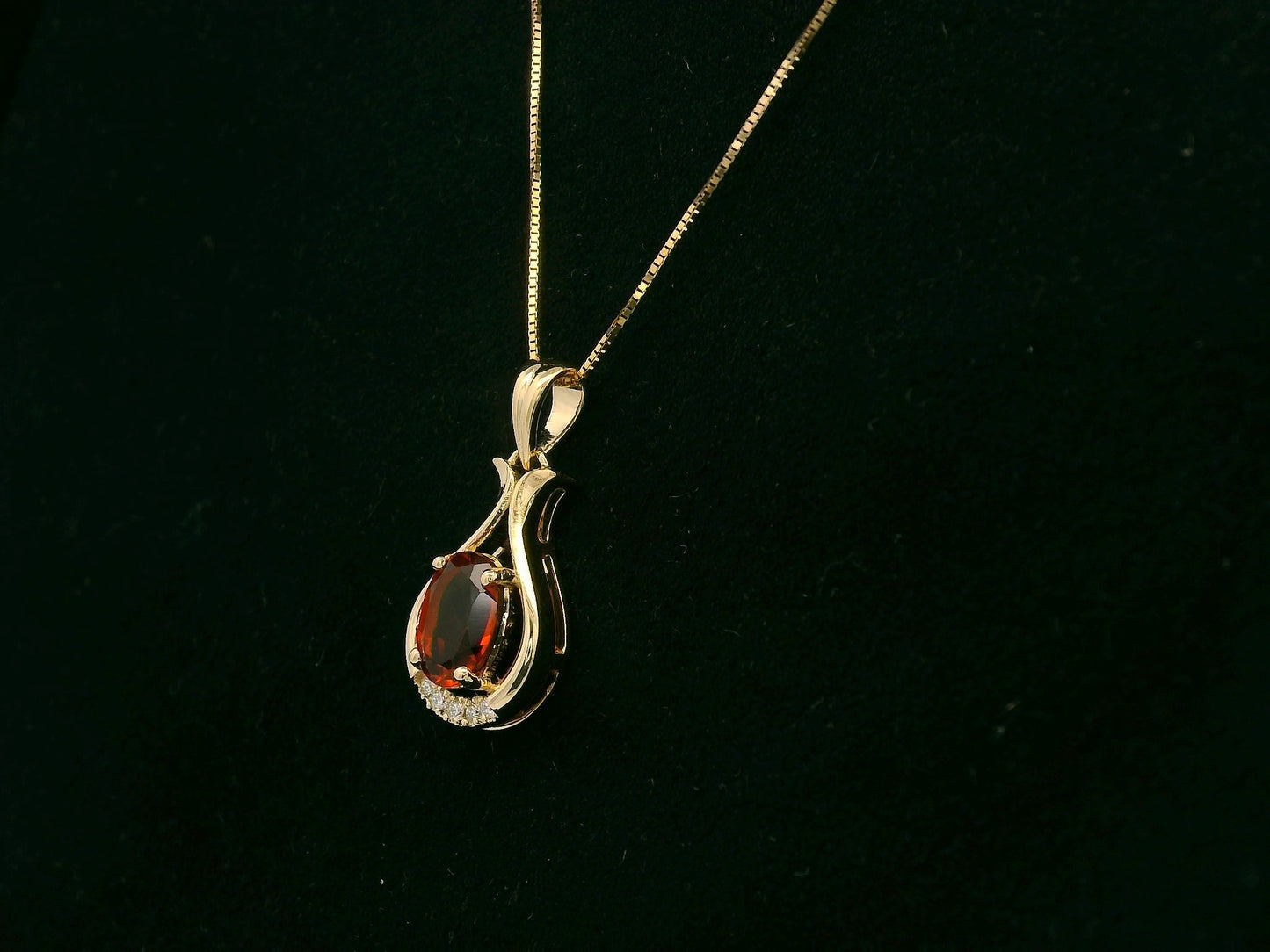 18k yellow gold pendant with 0.72ct oval citrine & 0.03ct diamond accents – certified authenticity included