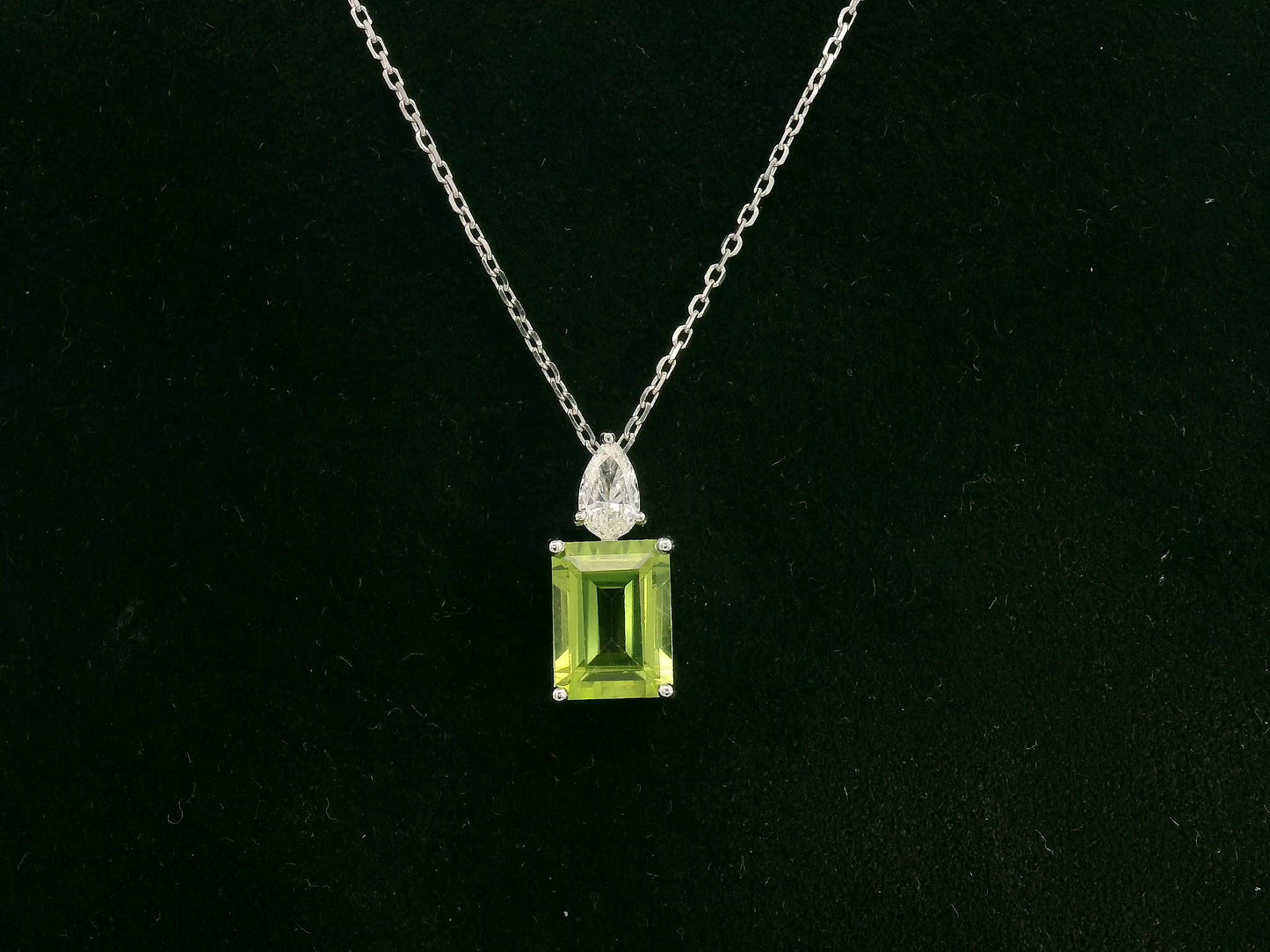 18k white gold pendant with 1.81ct emerald-cut peridot & 0.18ct pear diamond – certified authenticity included