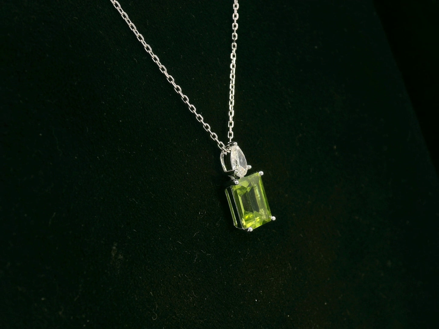 18k white gold pendant with 1.81ct emerald-cut peridot & 0.18ct pear diamond – certified authenticity included