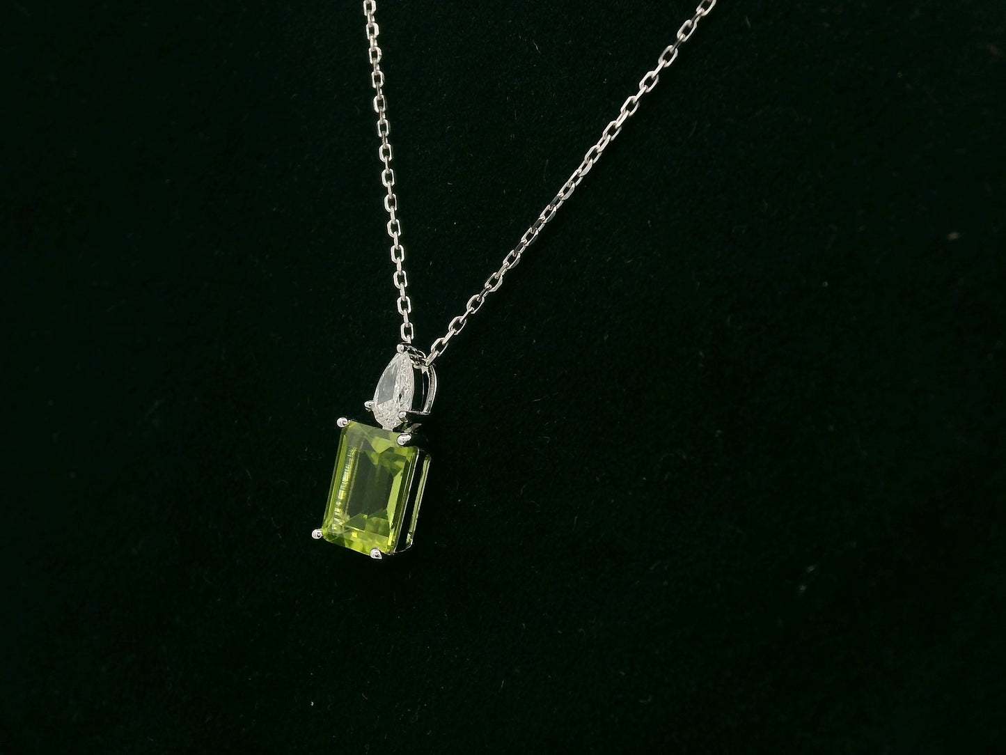 18k white gold pendant with 1.81ct emerald-cut peridot & 0.18ct pear diamond – certified authenticity included