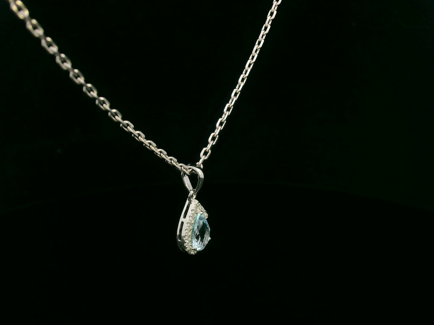 18k white gold pendant with 0.57ct pear aquamarine & 0.08ct diamond halo – certified authenticity included