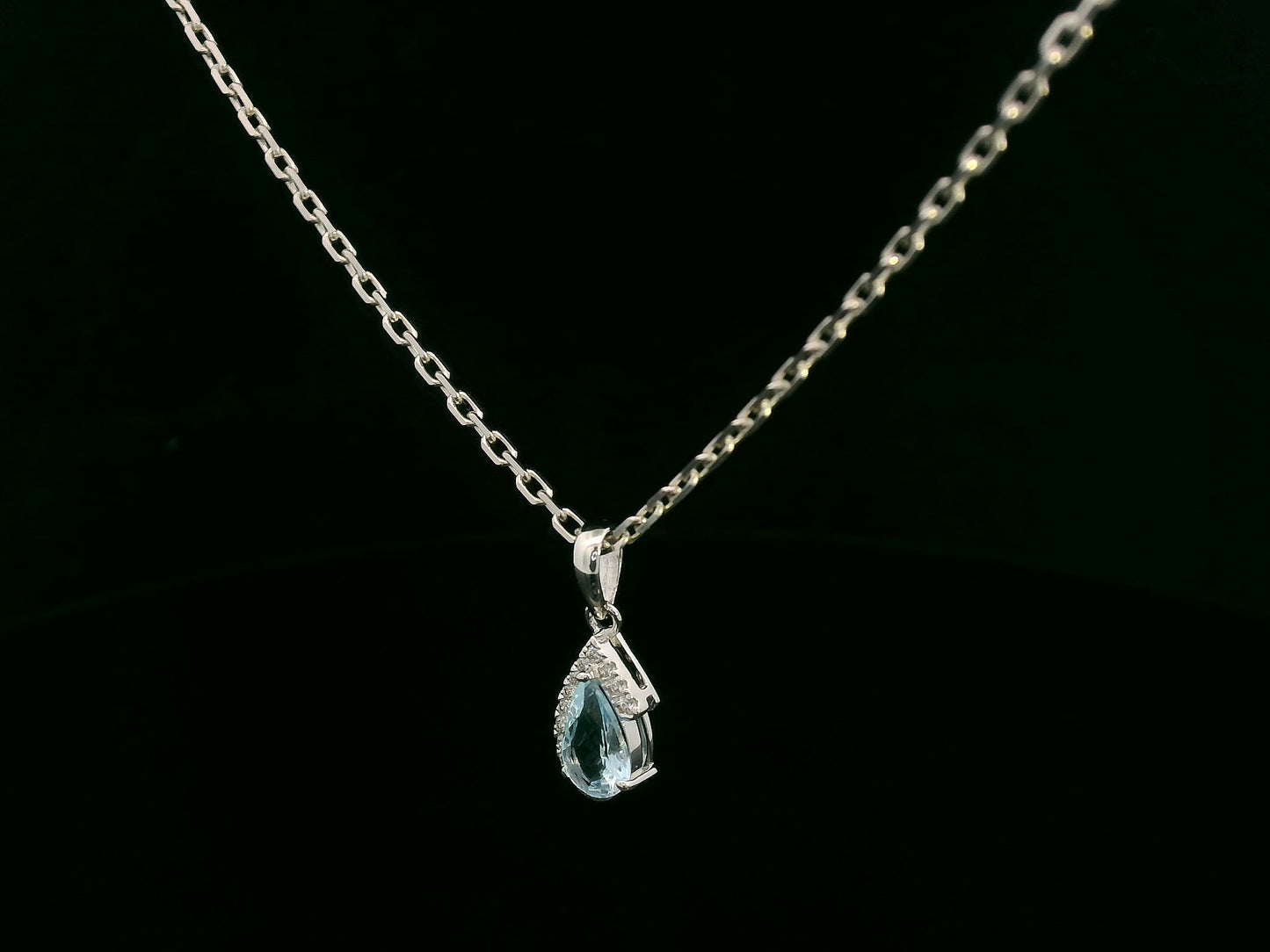 18k white gold pendant with 0.57ct pear aquamarine & 0.08ct diamond halo – certified authenticity included
