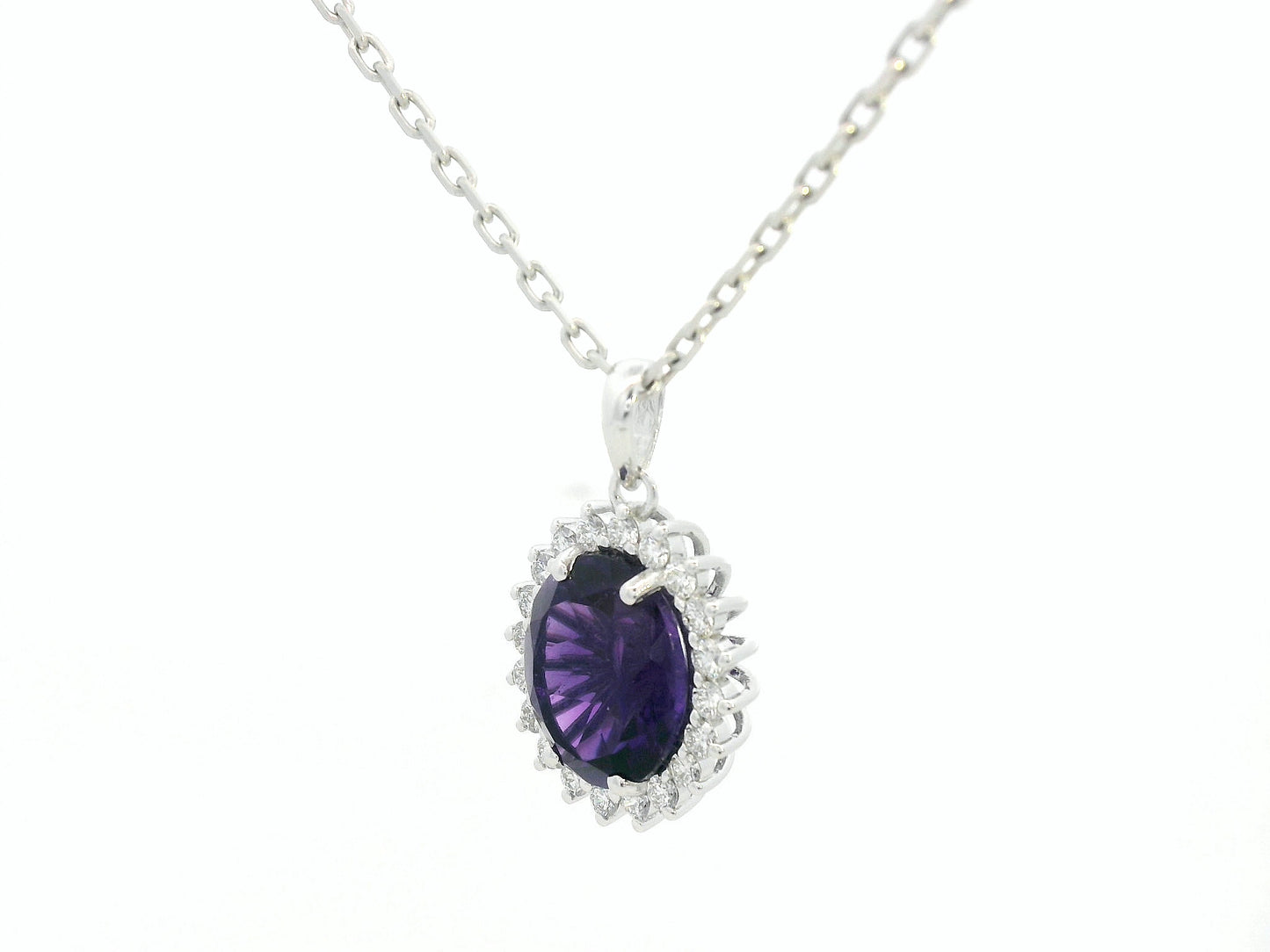 18k white gold pendant with 1.08ct oval amethyst & 0.10ct diamond halo – certified authenticity included