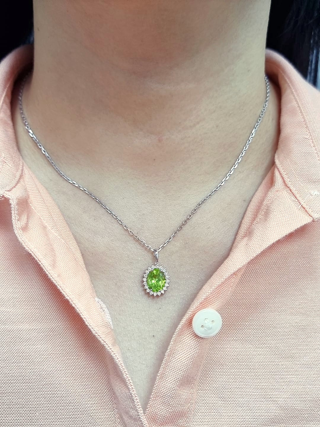 18k white gold pendant with 2.76ct oval peridot & 0.27ct diamond halo – certified authenticity included