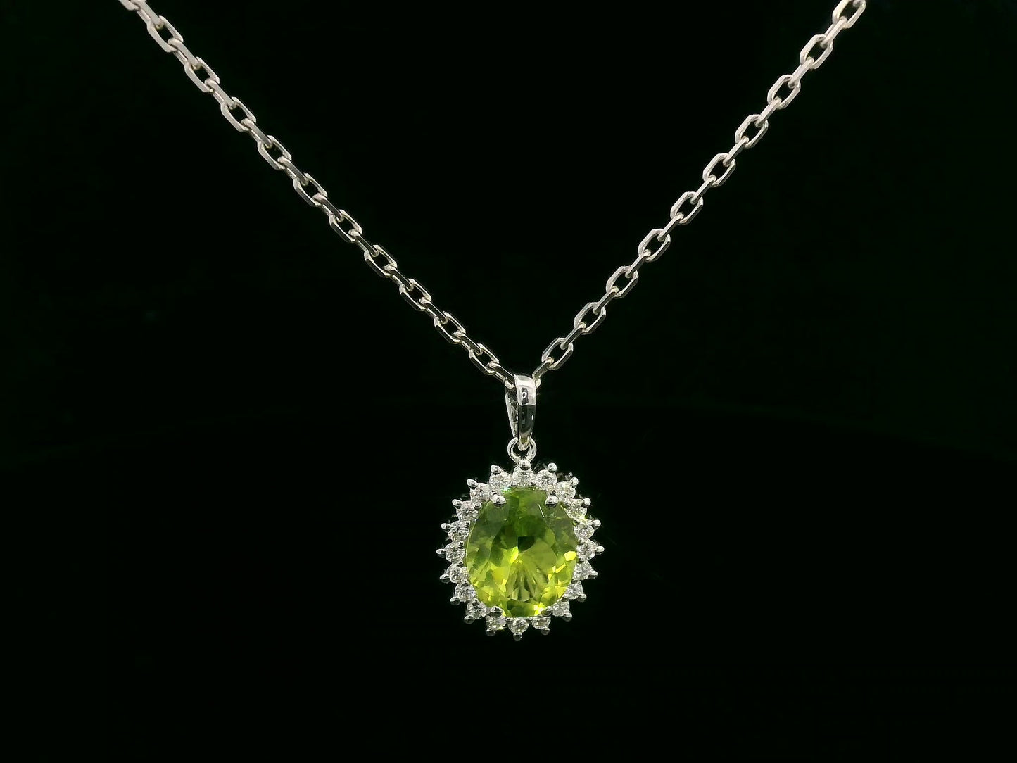 18k white gold pendant with 2.76ct oval peridot & 0.27ct diamond halo – certified authenticity included