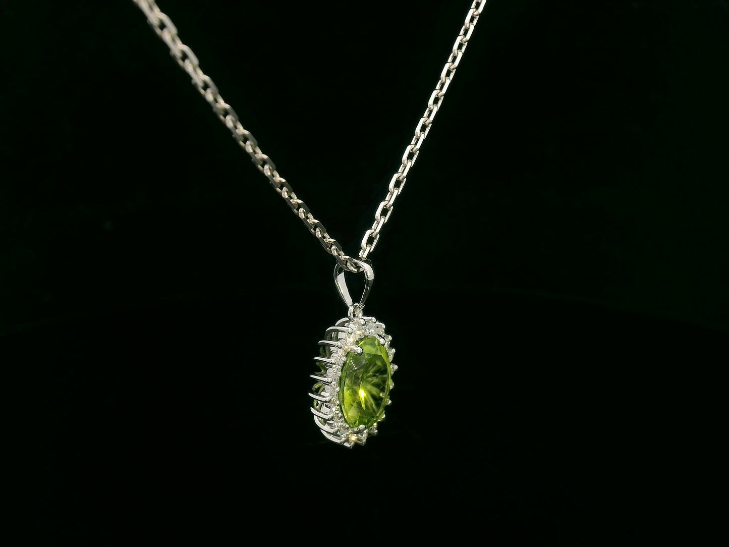 18k white gold pendant with 2.76ct oval peridot & 0.27ct diamond halo – certified authenticity included