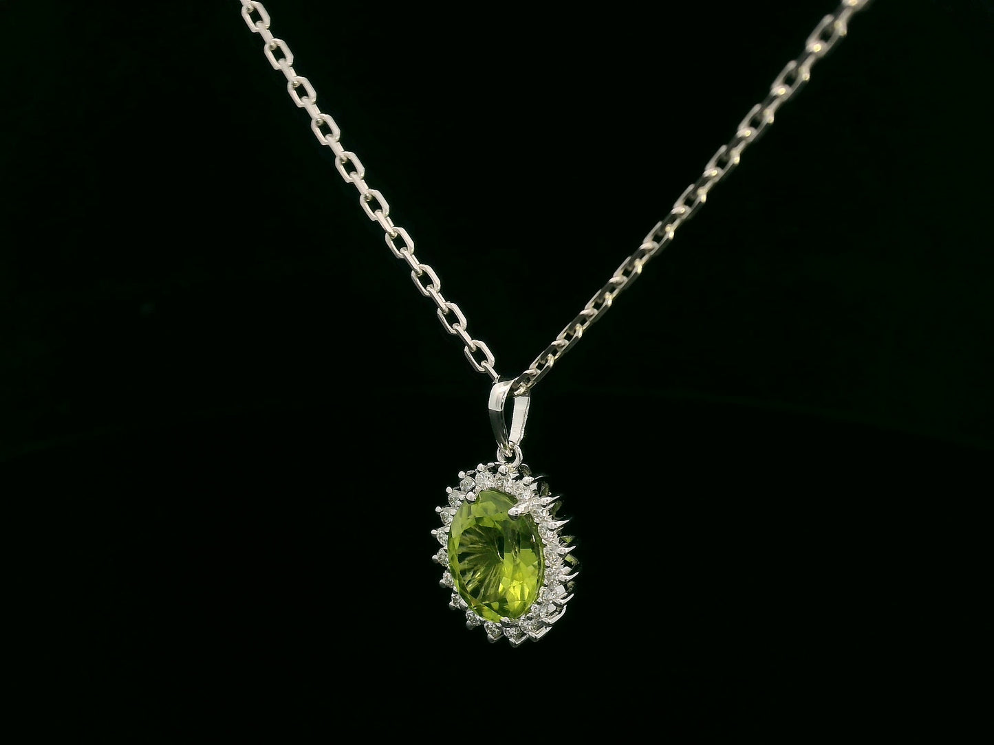 18k white gold pendant with 2.76ct oval peridot & 0.27ct diamond halo – certified authenticity included