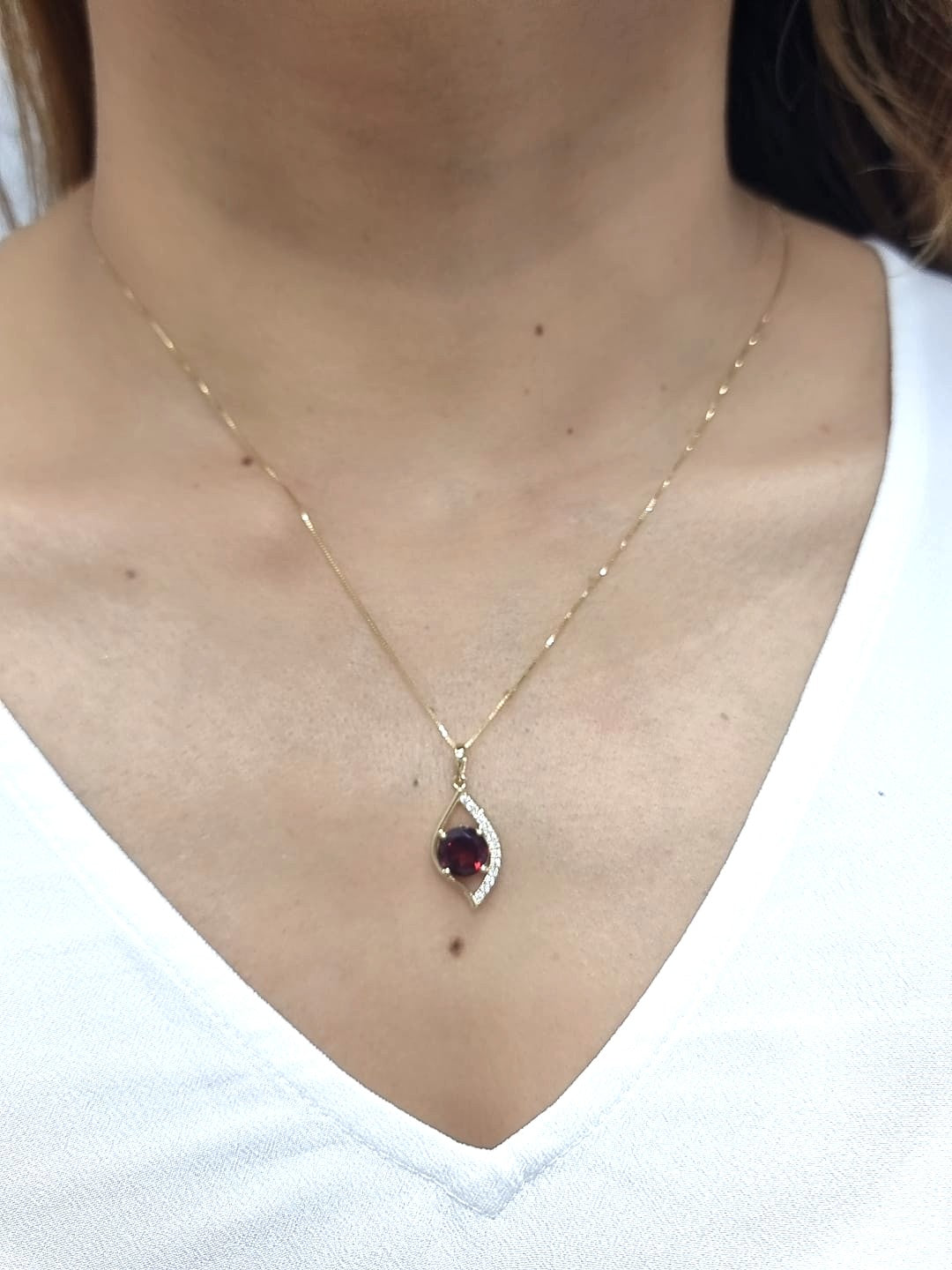 18k yellow gold pendant with 2.11ct round garnet & 0.12ct diamond accents – certified authenticity included