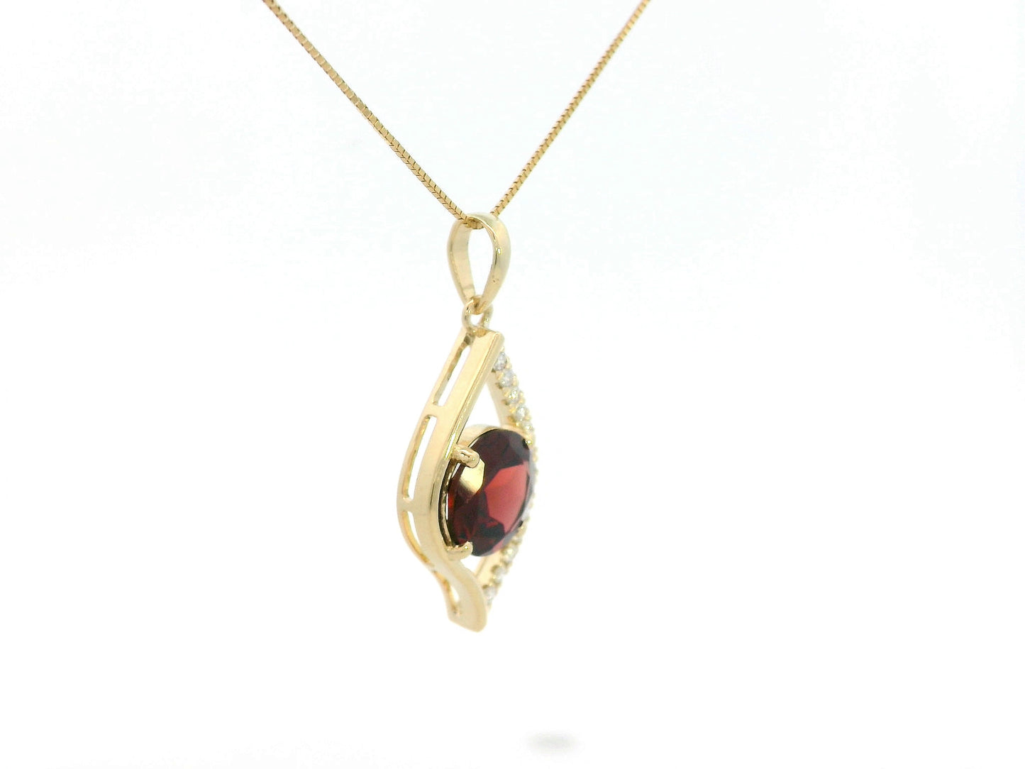 18k yellow gold pendant with 2.11ct round garnet & 0.12ct diamond accents – certified authenticity included