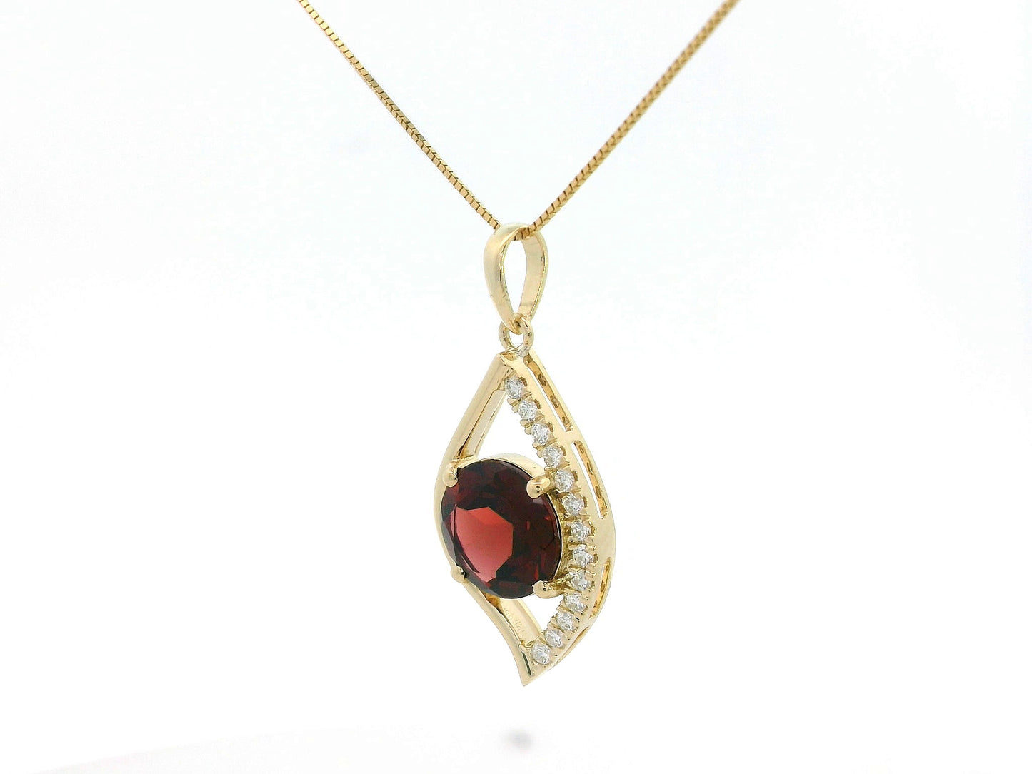 18k yellow gold pendant with 2.11ct round garnet & 0.12ct diamond accents – certified authenticity included