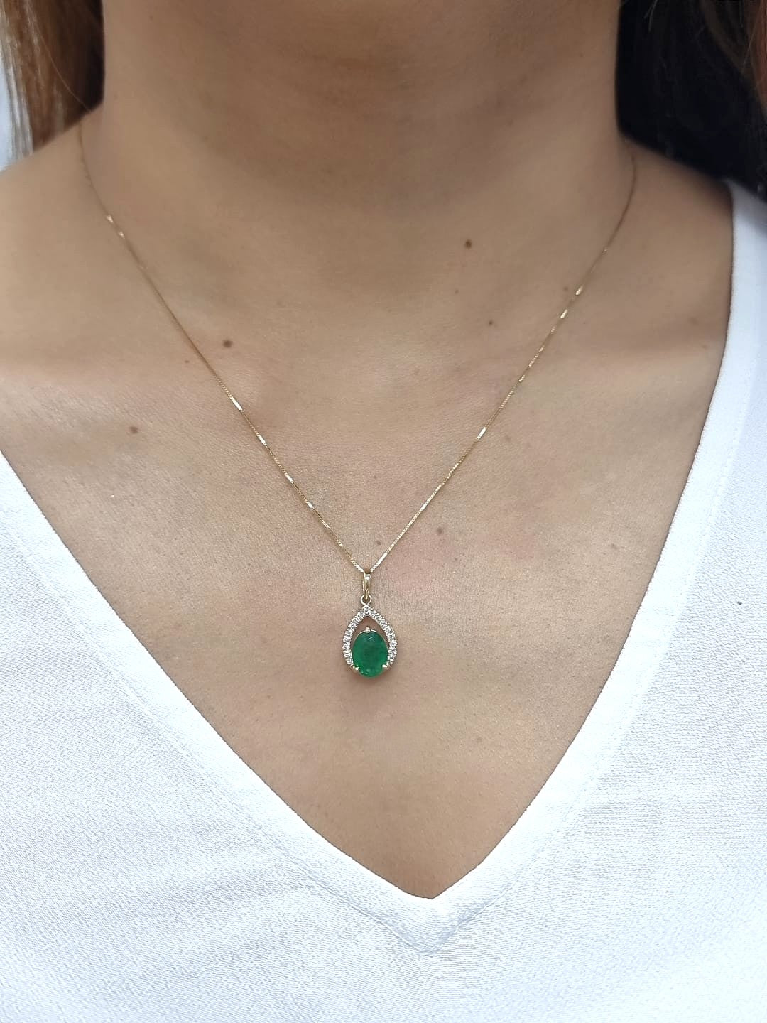 18k yellow gold teardrop pendant with 1.67ct oval emerald & 0.16ct diamond halo – certified authenticity included
