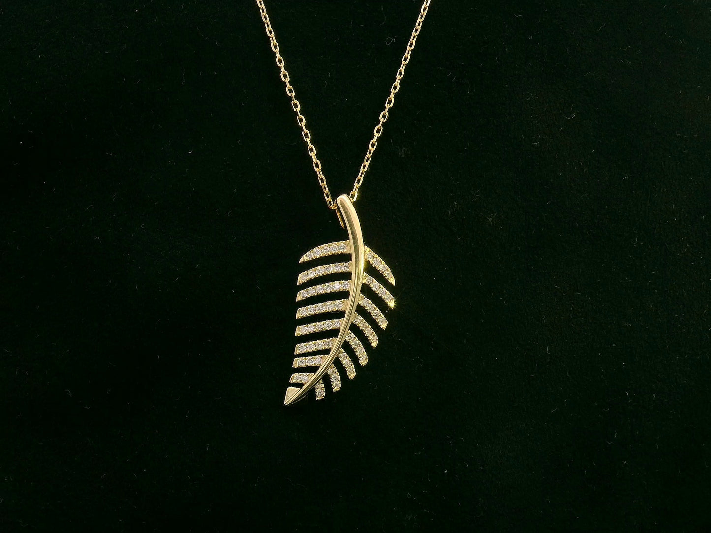 18K yellow gold leaf-shaped pendant with pavé-set diamonds, elegant nature-inspired jewelry