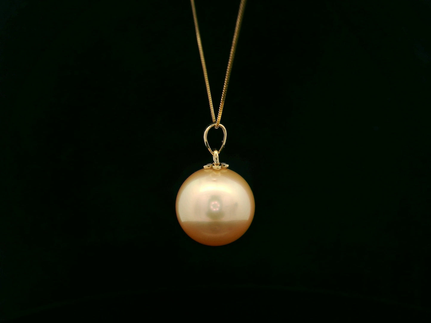 18K yellow gold South Sea golden pearl pendant featuring a 10×13 mm natural pearl – fine pearl jewelry by Emirates Diamonds