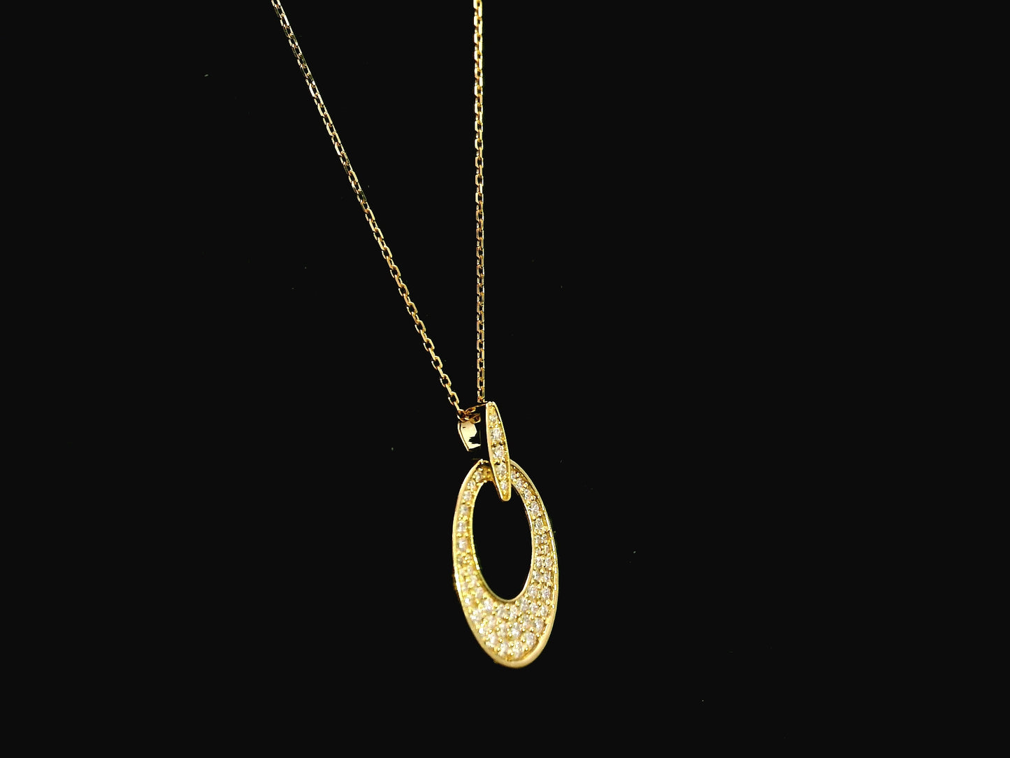 Diamond oval link pendant in 18K yellow gold with pavé diamonds – Emirates Diamonds