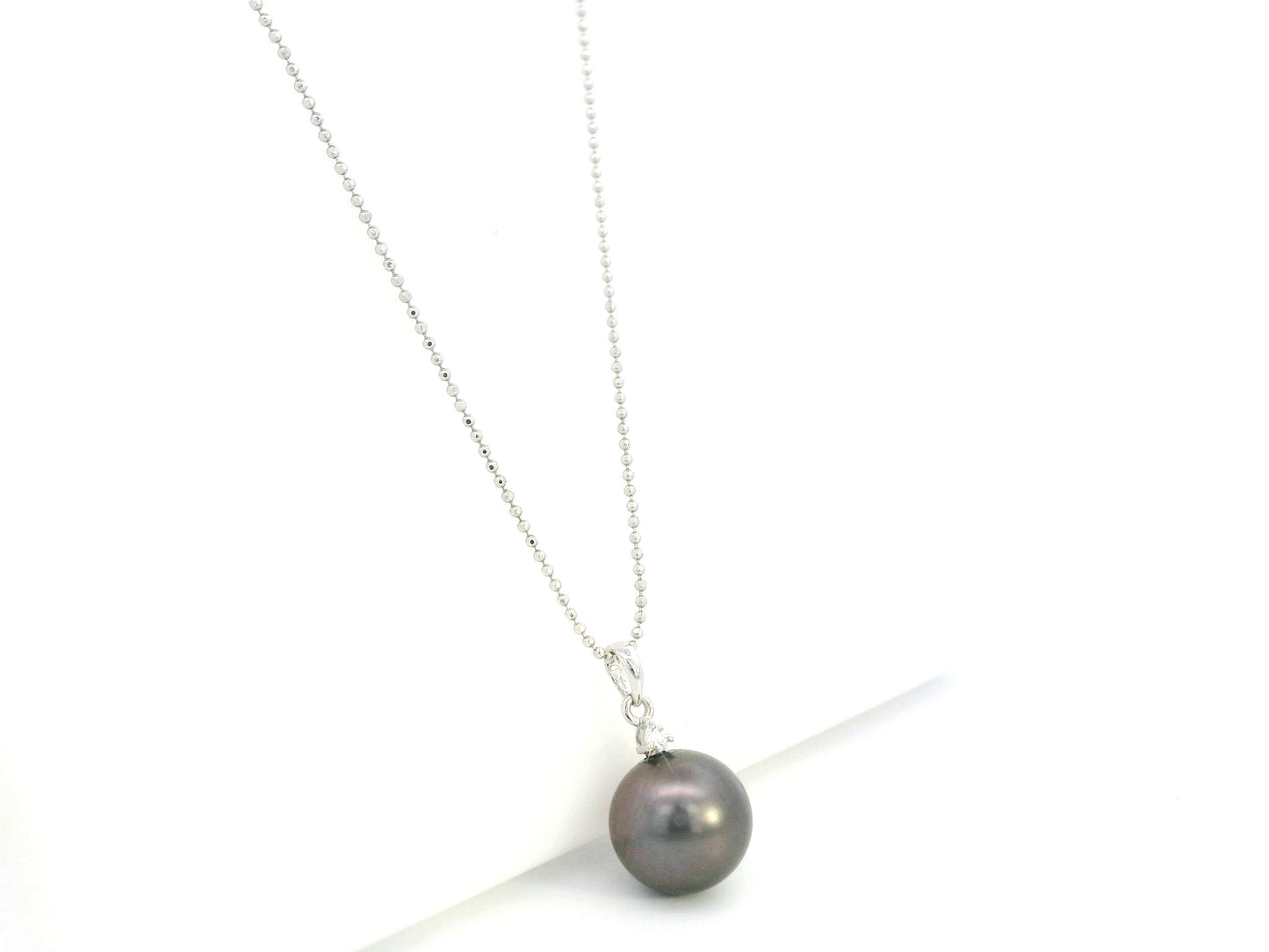 Tahitian black pearl pendant in 18K white gold with diamond accent