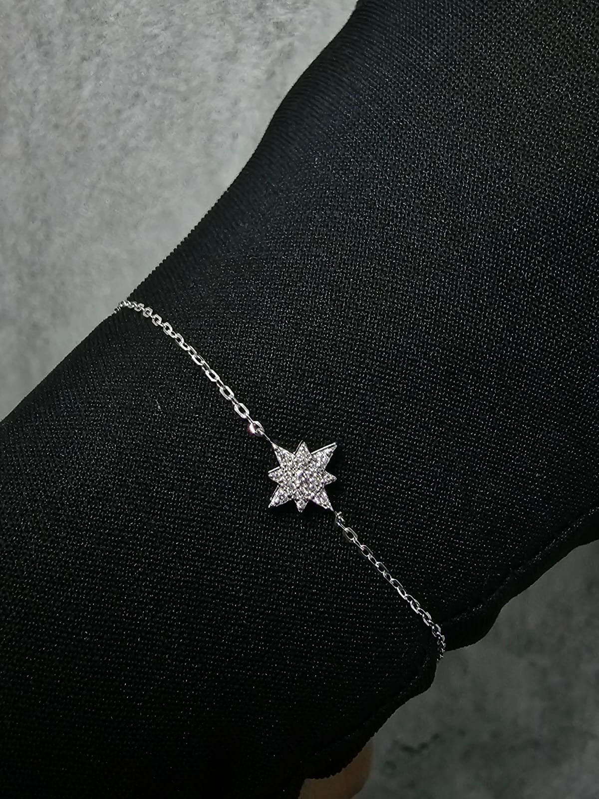 18K White Gold Diamond Star Bracelet – 0.13 Carat Dazzling Starburst Design