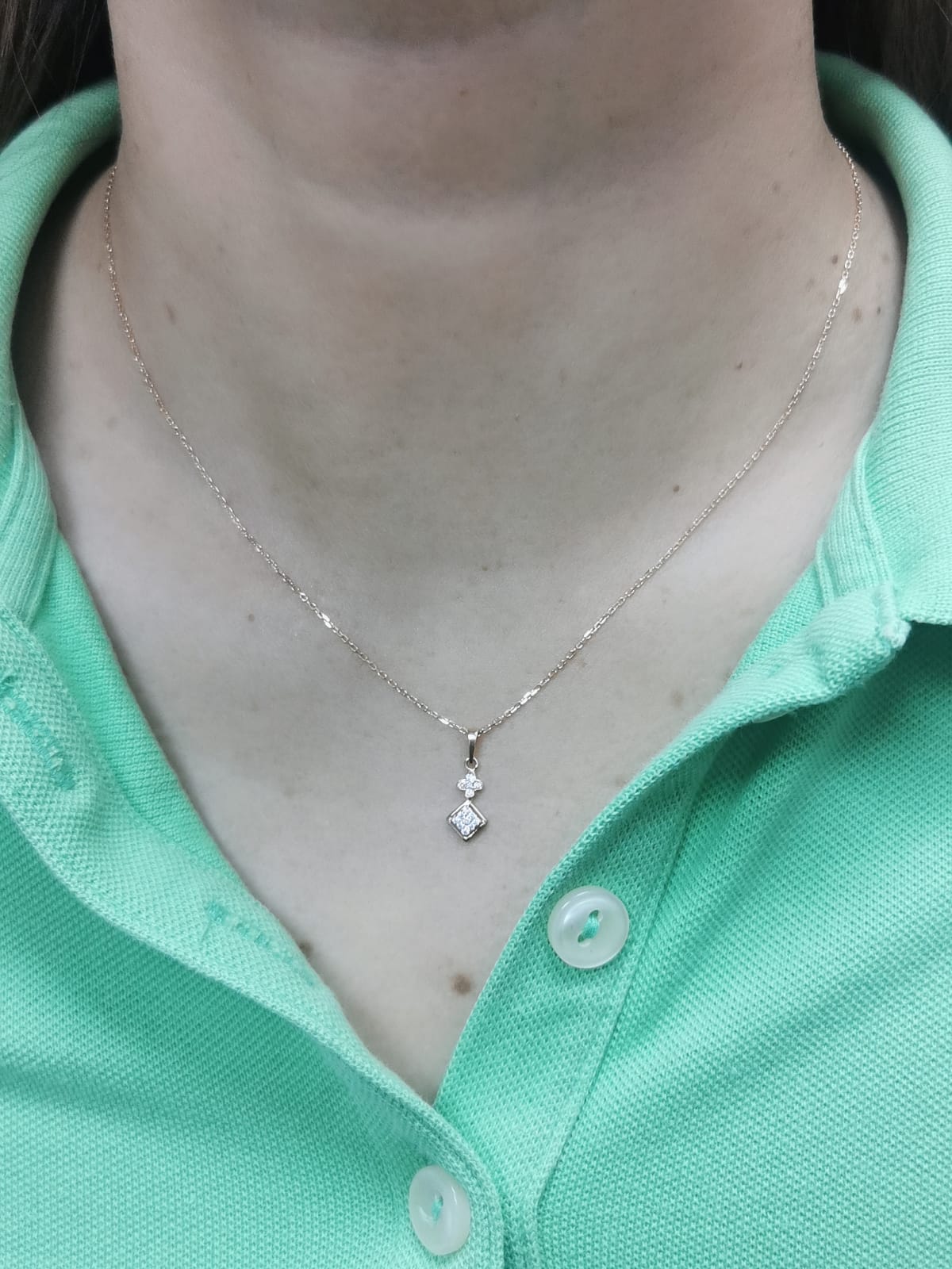 Elegant 18K Gold Diamond Pendant Necklace – 0.07 Carat Brilliant Cut
