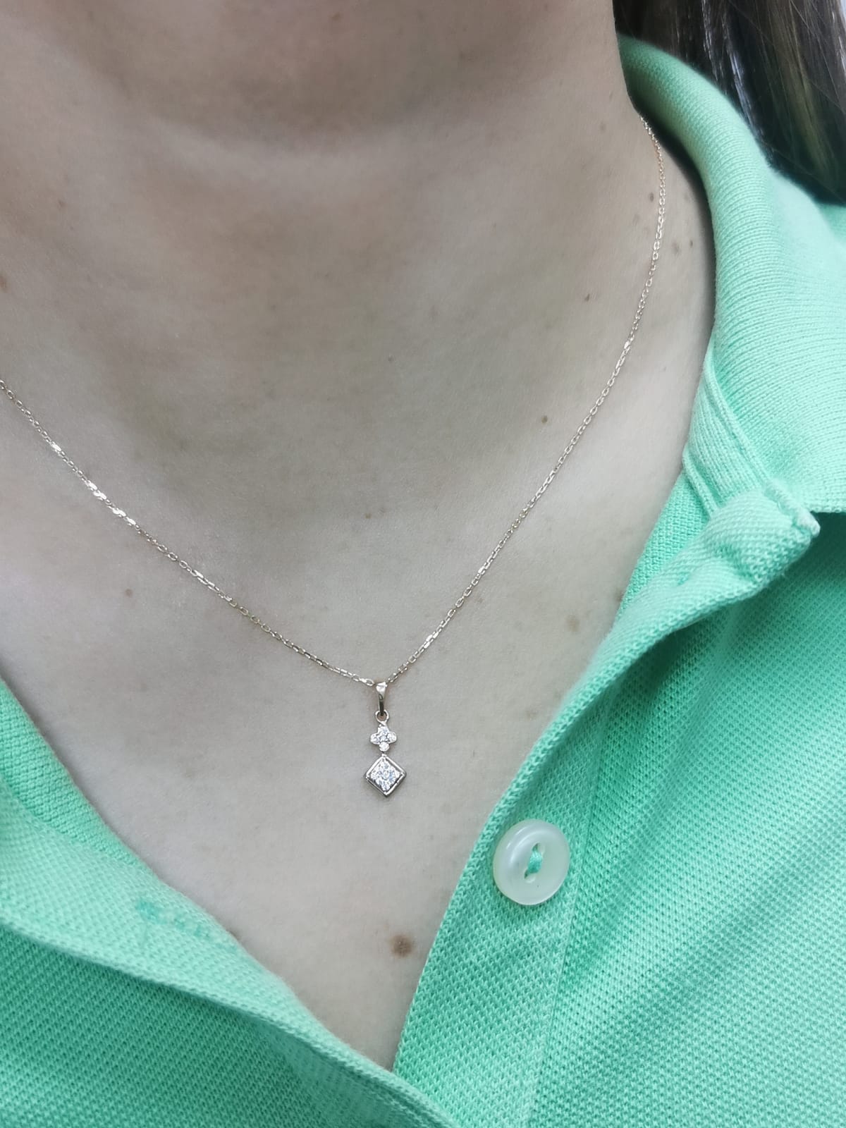 Elegant 18K Gold Diamond Pendant Necklace – 0.07 Carat Brilliant Cut
