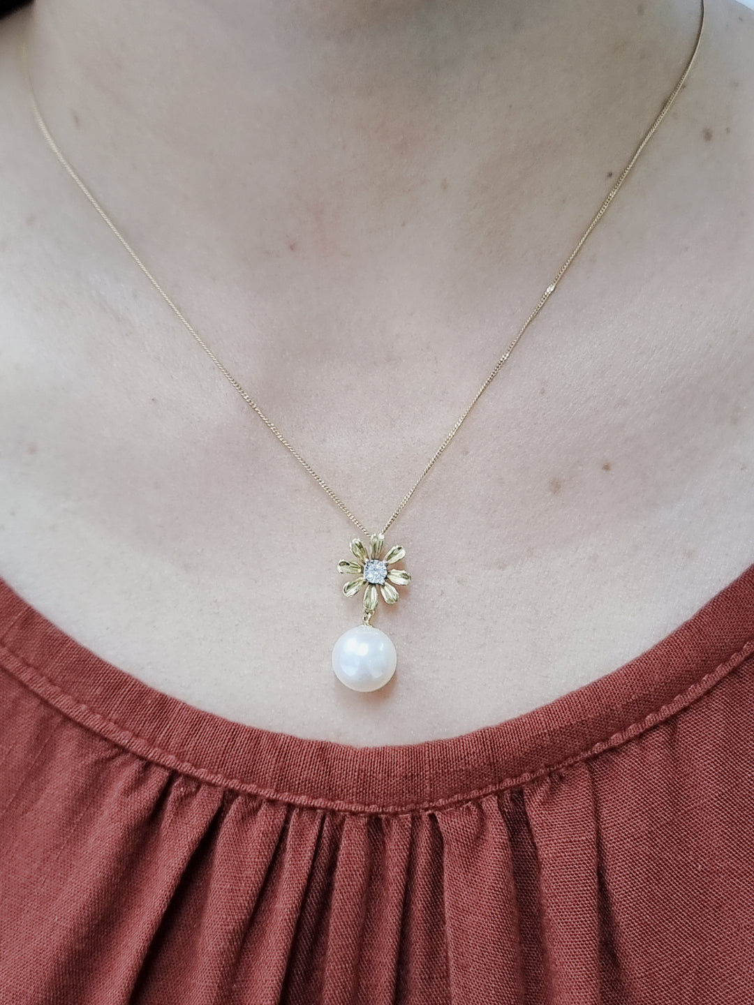 Pearl And Diamond Pendant In 18k Yellow Gold.