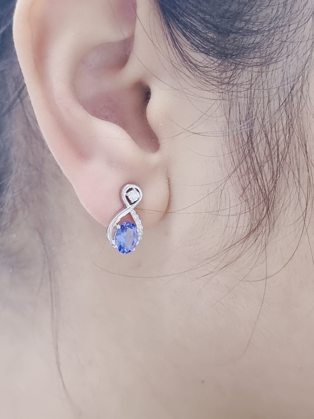 1.79 Carat Tanzanite and 0.40 Carat Diamond Earrings in 18K Gold, elegant gemstone earrings with a swirl design