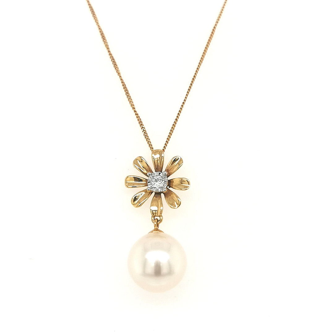 Pearl And Diamond Pendant In 18k Yellow Gold.