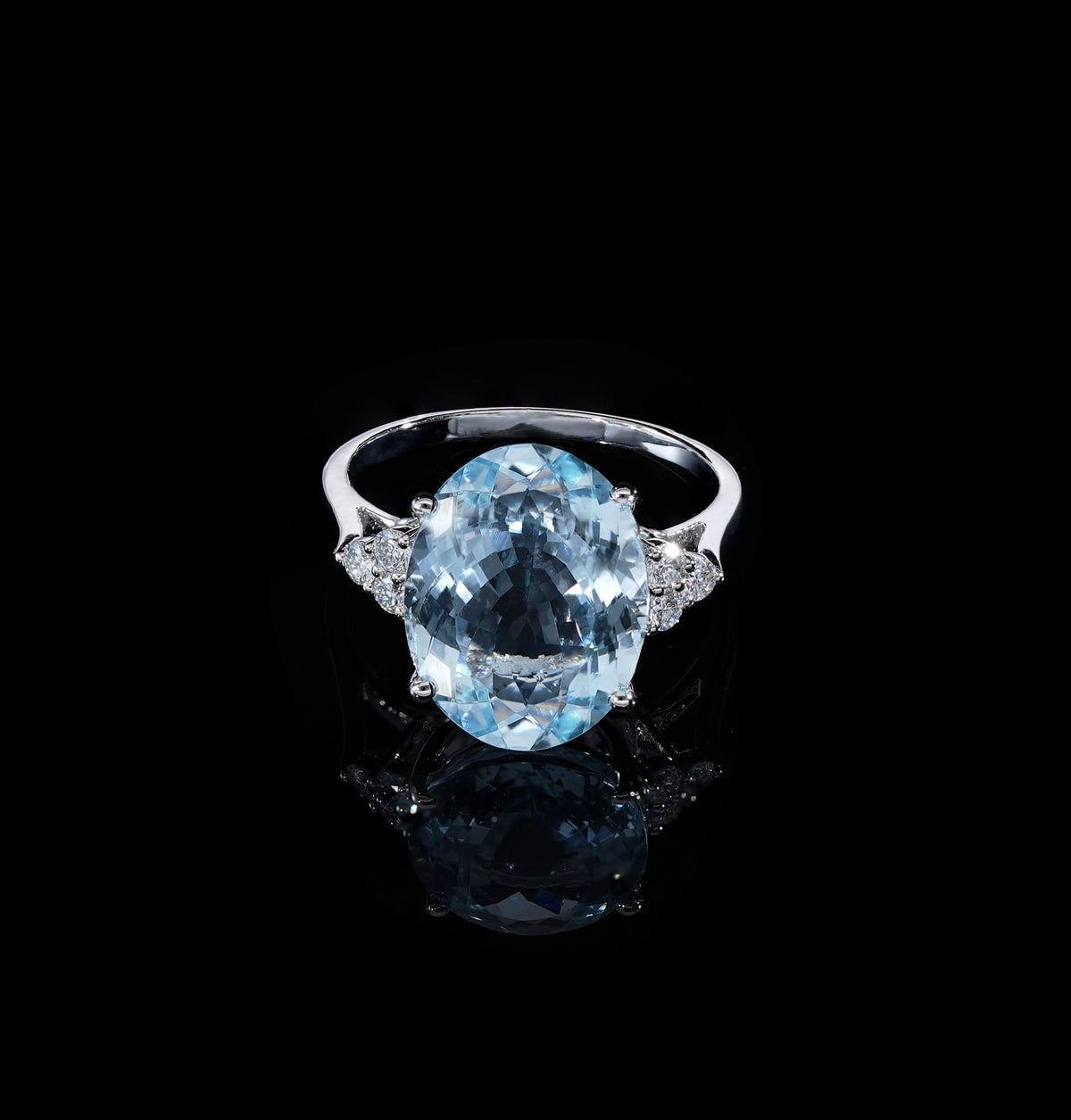 Oval aquamarine and diamond statement ring in 18K white gold with diamond side accents