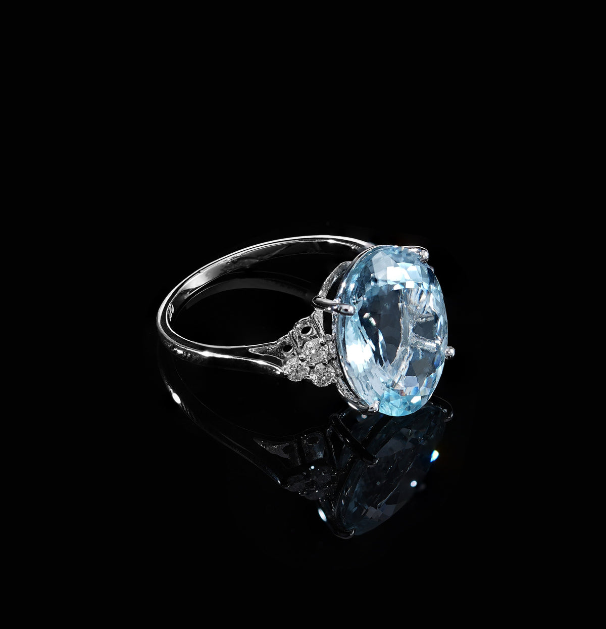 Oval aquamarine and diamond statement ring in 18K white gold with diamond side accents