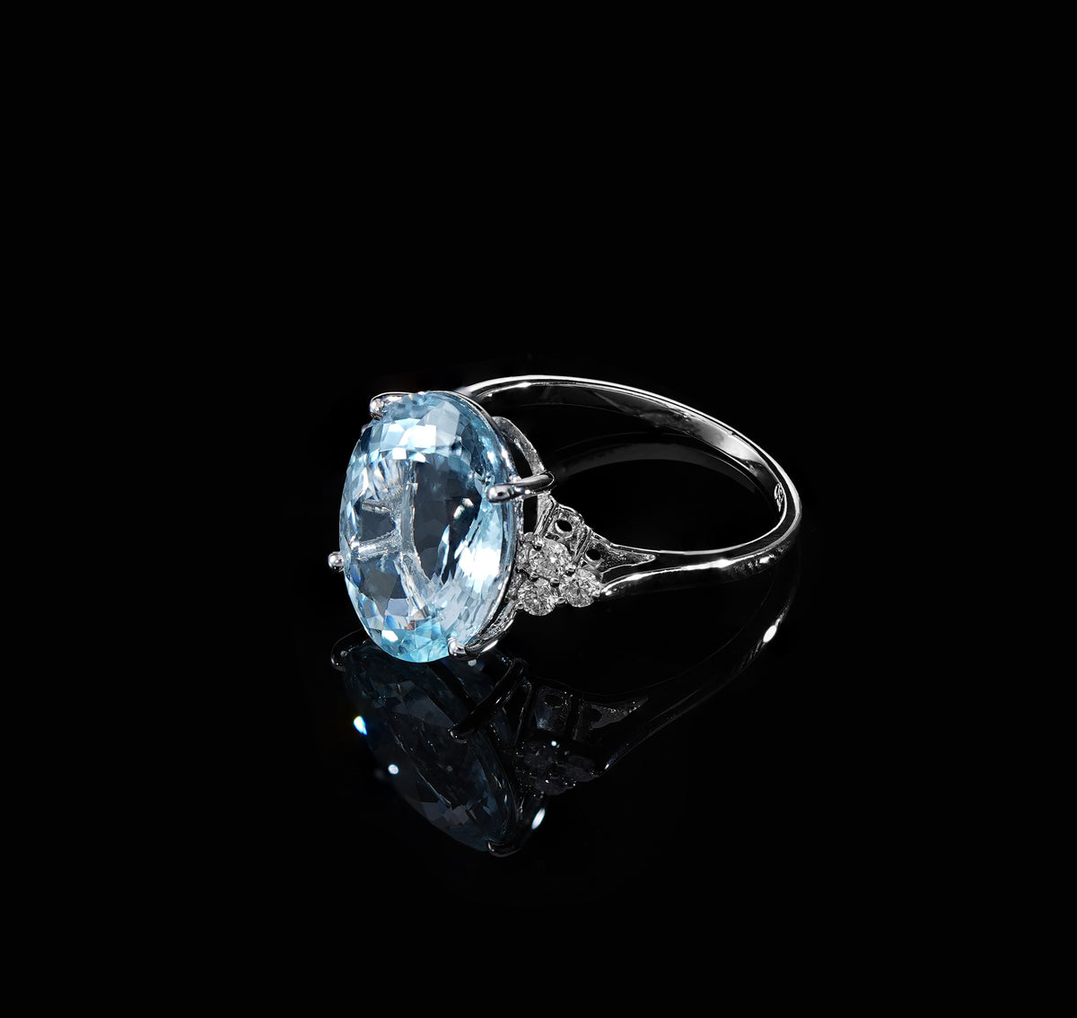 Oval aquamarine and diamond statement ring in 18K white gold with diamond side accents