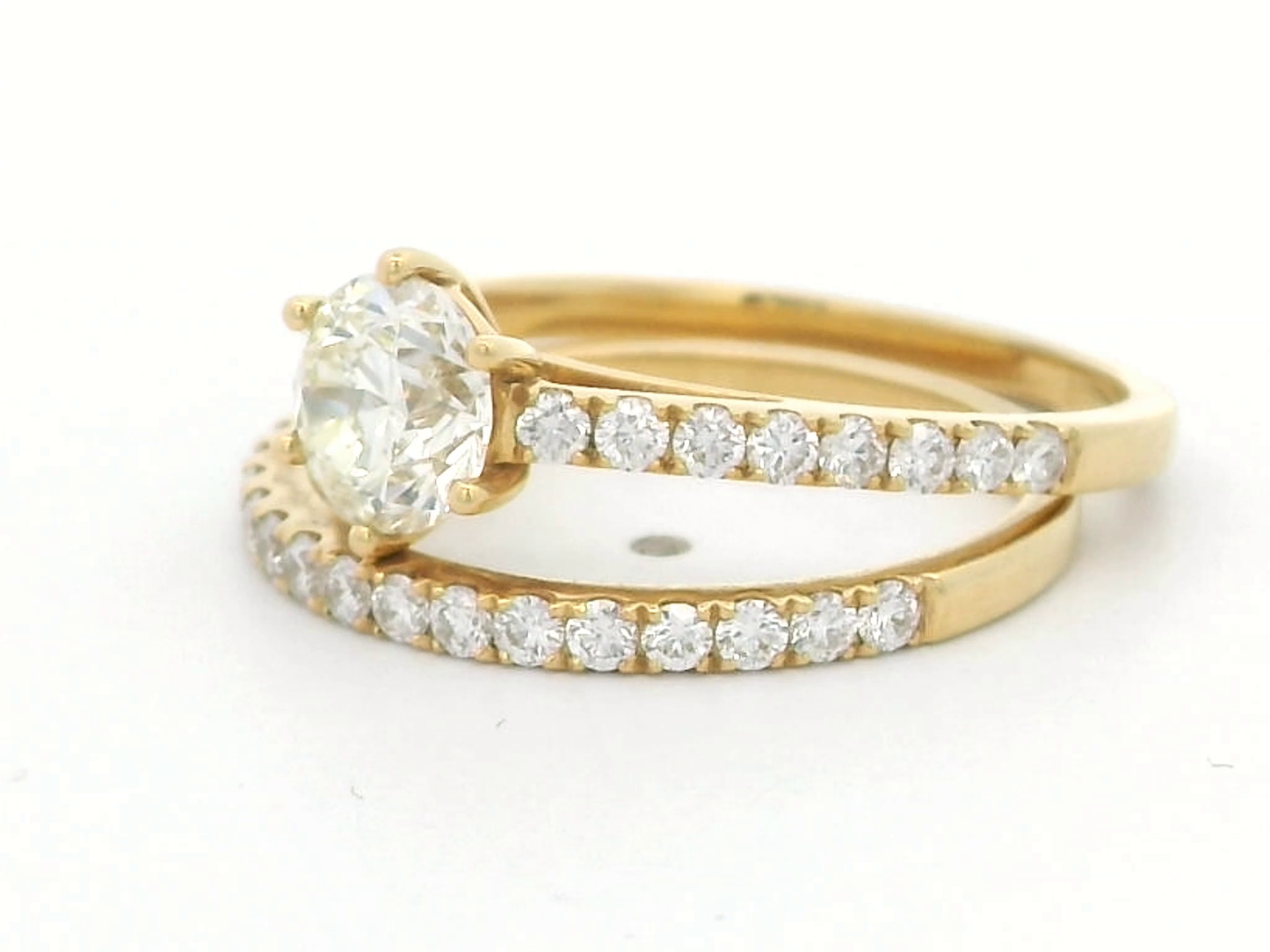 1.01 Carat Round Cut Diamond Engagement Ring And Wedding Band Set In 18k Yellow Gold.