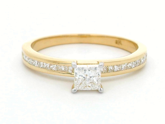 Elegant 0.35 Carat Princess Cut Diamond Ring.