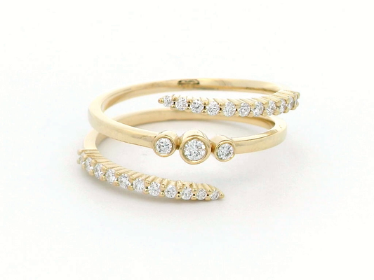 Chic 18k Gold Wrap-Around Diamond Ring – Bold & Modern.