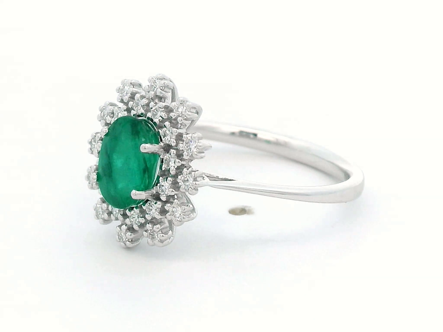 18k Gold Emerald & Diamond Cluster Ring – Unmatched Elegance!