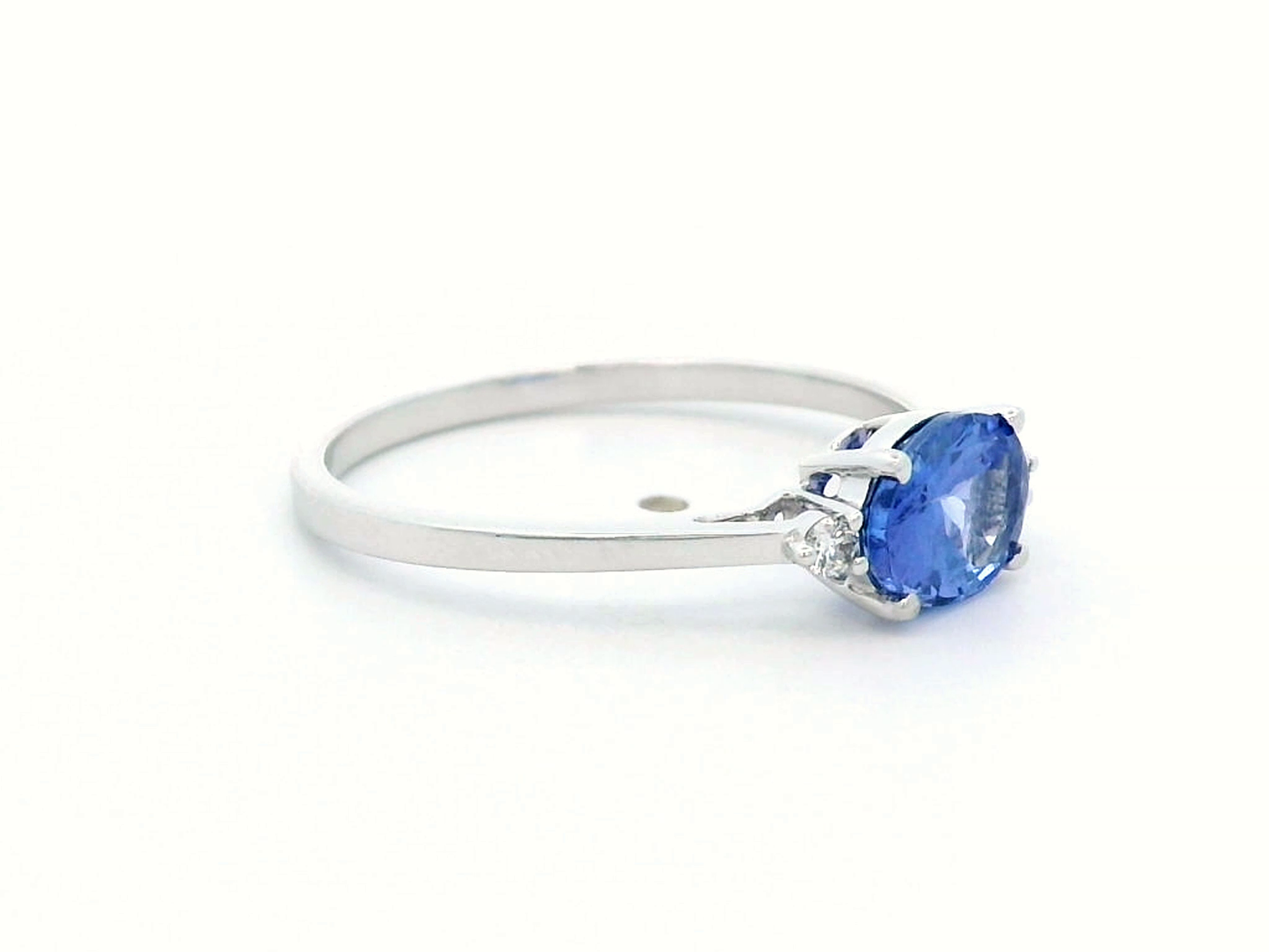 18K Gold Oval-Cut Tanzanite Ring – 0.96 Carat Gemstone with Diamond Accents