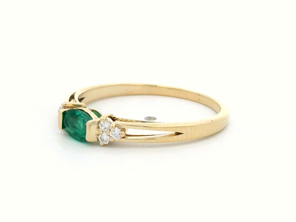 Elegant 18K Gold Ring with 0.32ct Oval Cut Emerald & Diamond Accents – Includes Gift Box