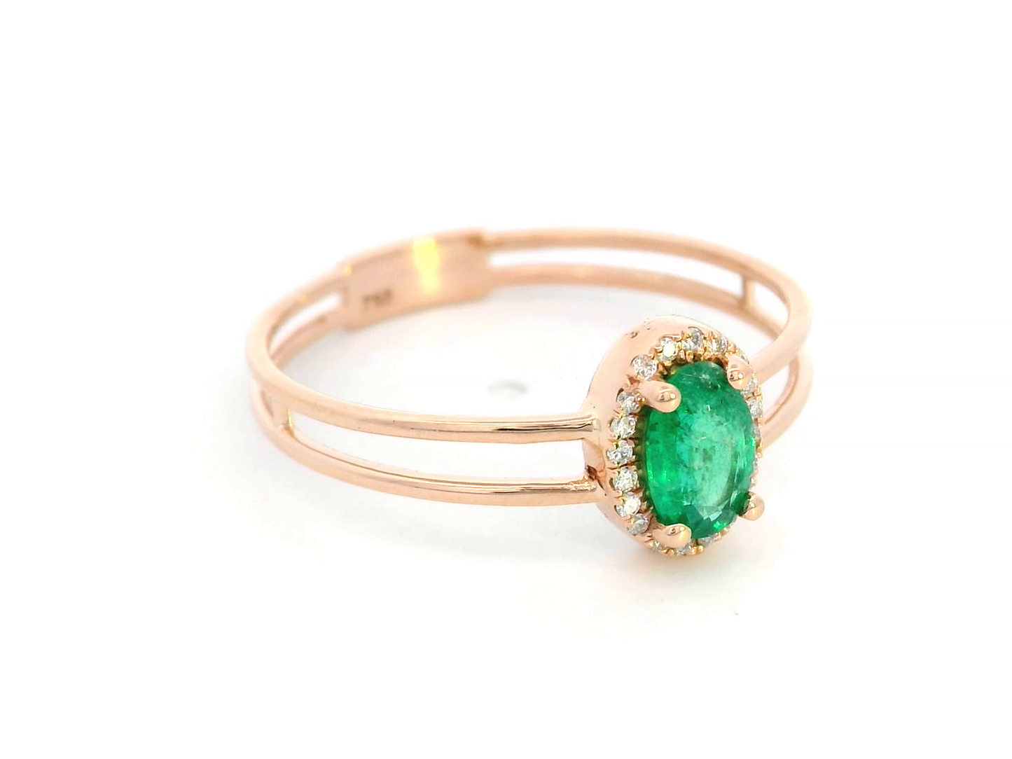 18K rose gold double-band ring featuring a 0.40-carat oval-cut emerald with a 0.05-carat diamond halo – elegant and timeless jewelry.