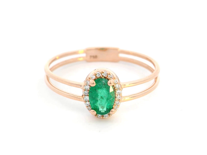 18K rose gold double-band ring featuring a 0.40-carat oval-cut emerald with a 0.05-carat diamond halo – elegant and timeless jewelry.