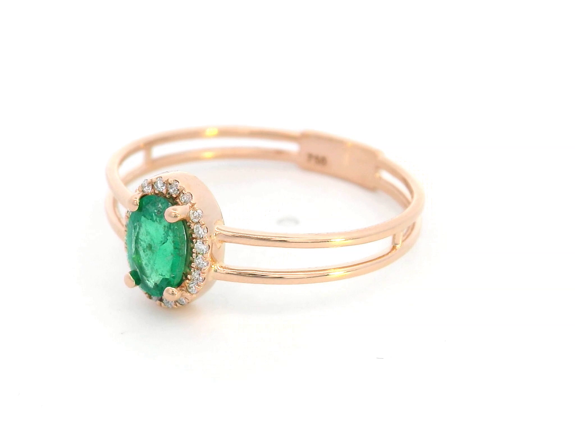 18K rose gold double-band ring featuring a 0.40-carat oval-cut emerald with a 0.05-carat diamond halo – elegant and timeless jewelry.