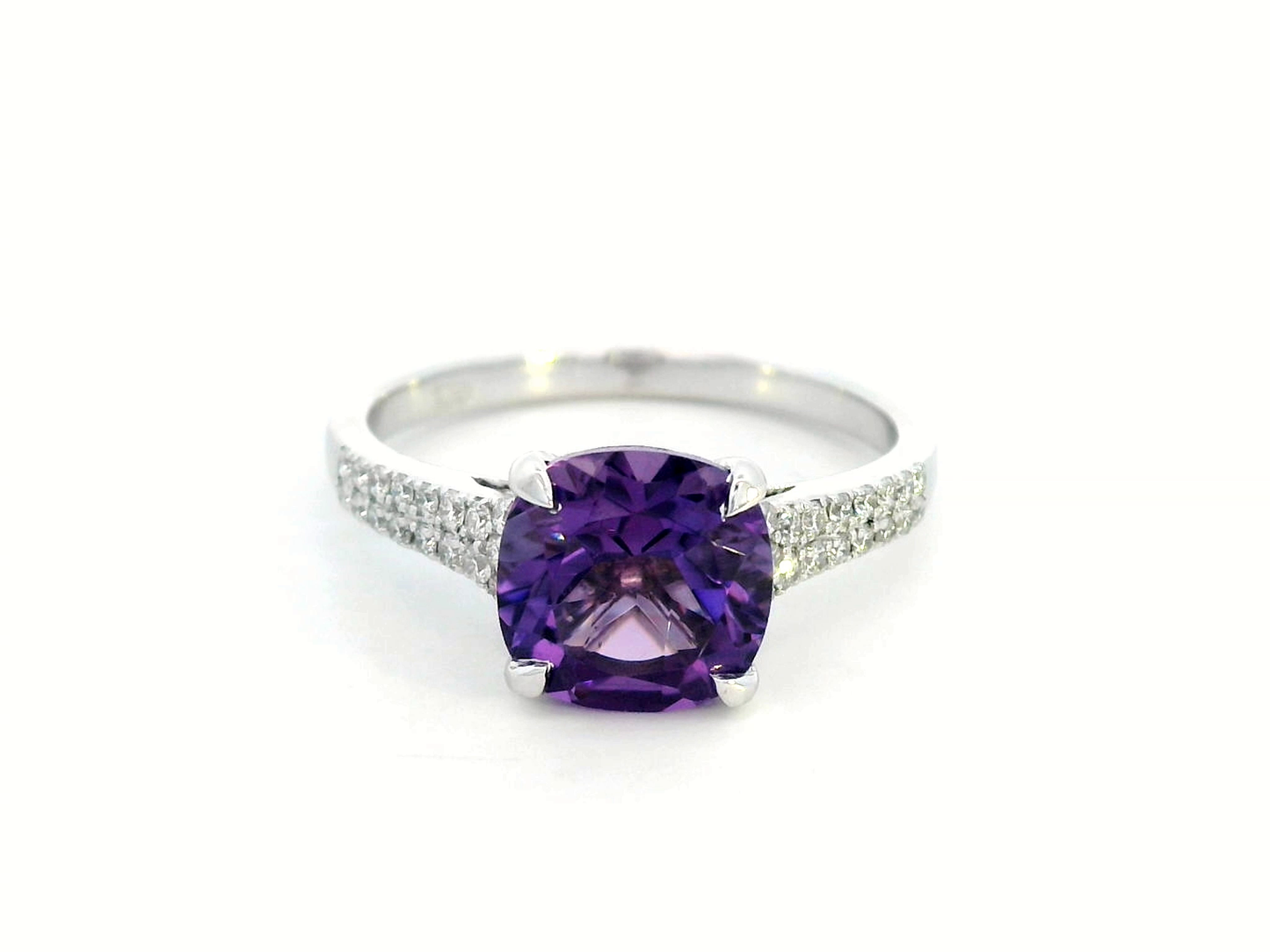 18K gold ring featuring a 0.92-carat cushion-cut amethyst and 0.21 carats of round diamonds in a four-prong setting, with a pave diamond band – elegant gemstone ring.