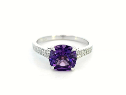 18K gold ring featuring a 0.92-carat cushion-cut amethyst and 0.21 carats of round diamonds in a four-prong setting, with a pave diamond band – elegant gemstone ring.