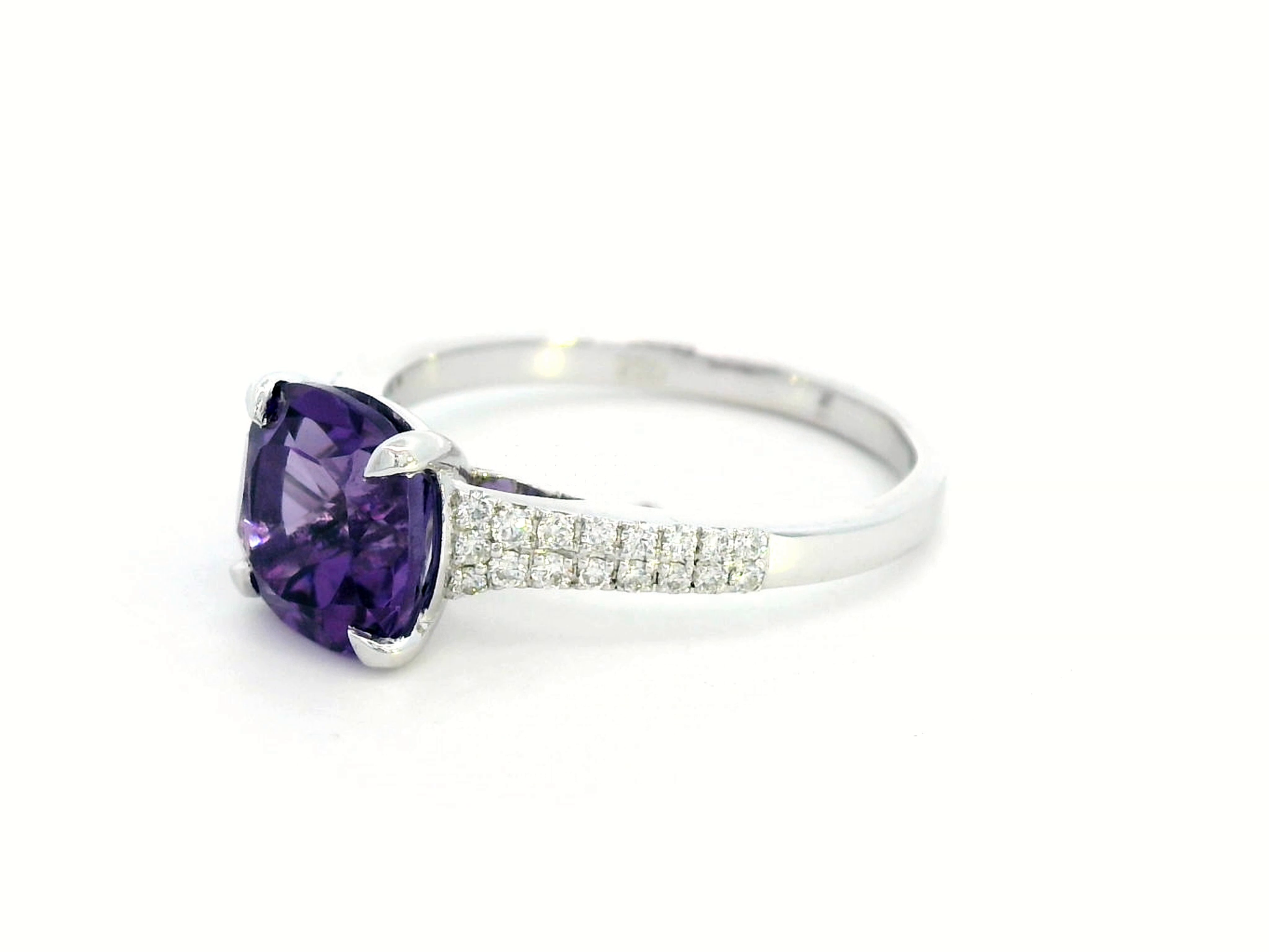 18K gold ring featuring a 0.92-carat cushion-cut amethyst and 0.21 carats of round diamonds in a four-prong setting, with a pave diamond band – elegant gemstone ring.