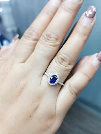 1.08 Carat Oval Sapphire Ring with Diamonds Halo in 18K Gold