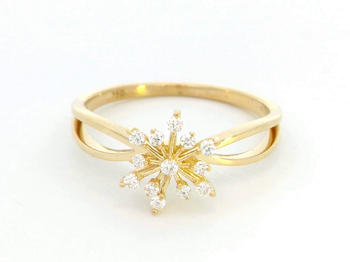 18K Yellow Gold Diamond Starburst Ring featuring 0.14 carat natural round brilliant diamonds in a celestial-inspired star design.