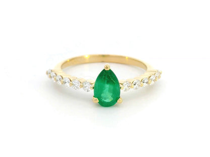 Luxurious 18K Gold Pear-Cut Emerald Ring with Diamonds on the band