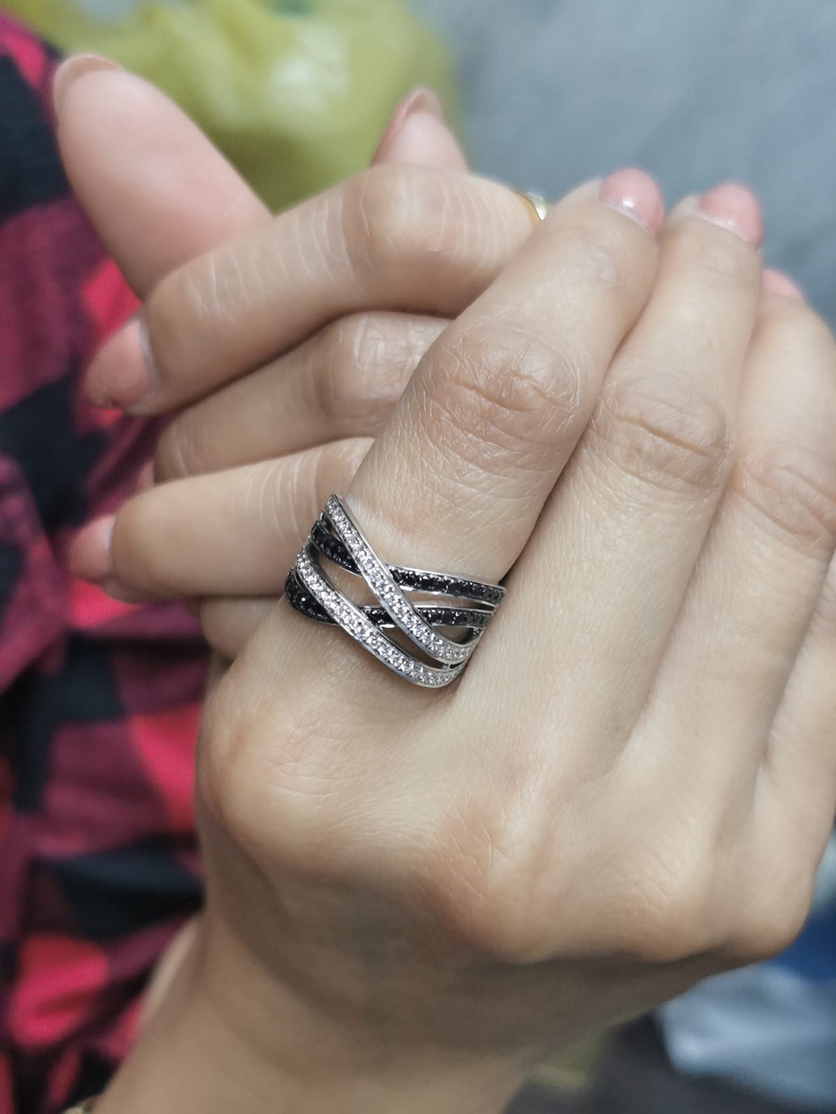 Elegant 18K White Gold Criss Cross Ring with Black & White Diamonds