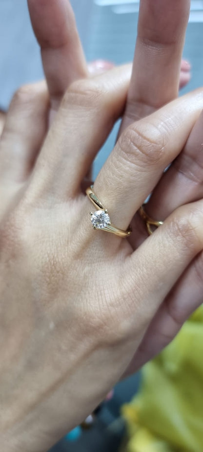 18K yellow gold twist band ring with a 0.47-carat round diamond."