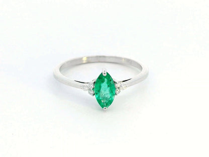 Luxurious emerald and diamond ring for women in 18K gold"