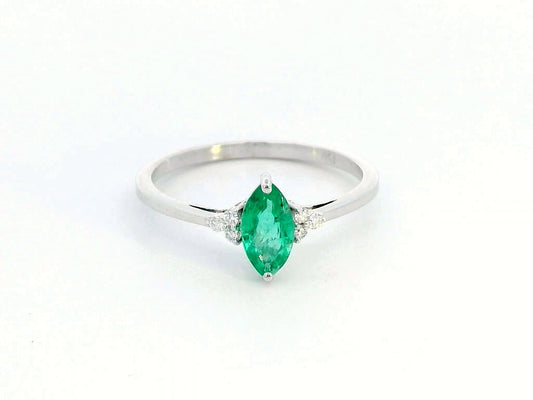 Luxurious emerald and diamond ring for women in 18K gold"